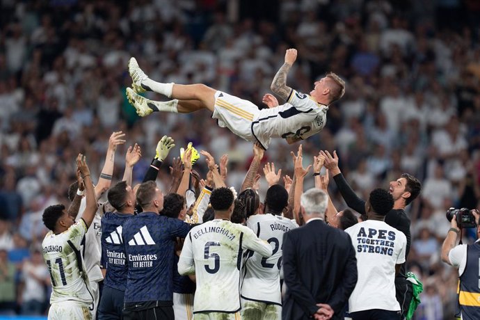 Archivo - Toni Kroos of Real Madrid is bounced in the air by his teammates after his last match in the Santiago Bernabeu stadium during the Spanish League, LaLiga EA Sports, football match played between Real Madrid and Real Betis Balompie at Santiago Ber