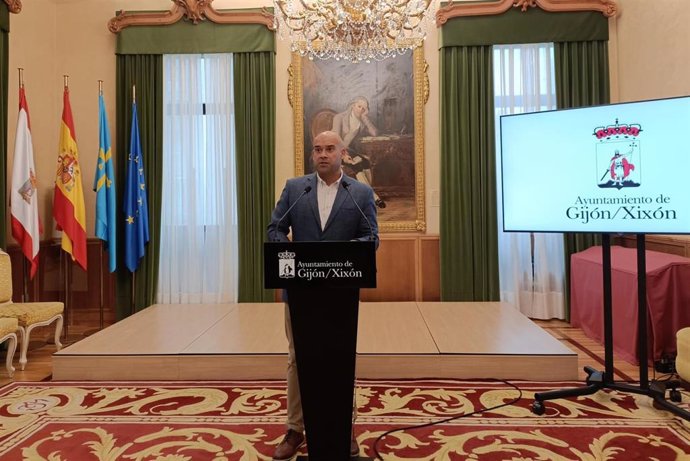 El portavoz del Gobierno del Ayuntamiento de Gijón, Jesús Martínez Salvador (Foro), en rueda de prensa en el Consistorio gijonés.