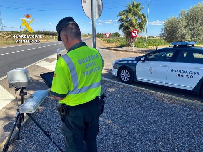 Un agente de la Guardia Civil de Tráfico, en una imagen de archivo.