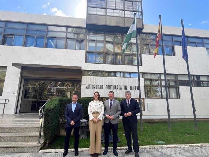 Reunión institucional entre el presidente del Puerto de Huelva, Alberto Santana, y la alcaldesa de Palos de la Frontera, Milagros Romero.