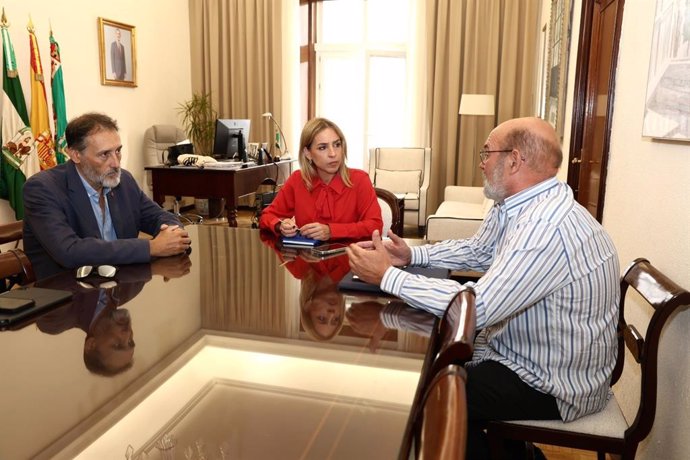 La presidenta de Diputación, Almudena Martínez, con representantes de Protección Civil.