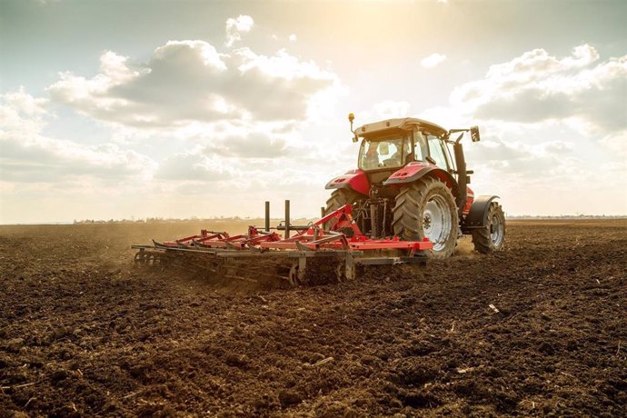 Archivo - Imagen de archivo de un tractor arando en el campo. 