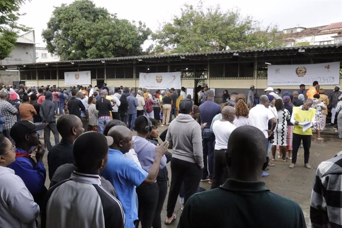 Varias personas hacen cola para votar en un colegio electoral de Maputo, Mozambique, en las elecciones del 9 de octubre 