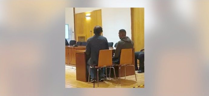 El 'okupa' condenado, a la derecha, junto al intérprete durante el juicio celebrado en septiembre en la Audiencia de Valladolid.