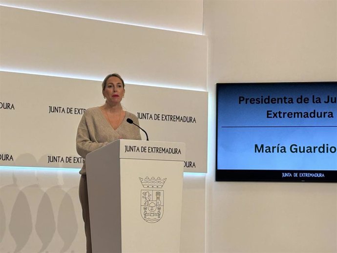 La presidenta de la Junta de Extremadura, María Guardiola, en rueda de prensa este martes en Mérida