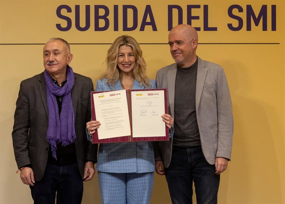 Archivo - La vicepresidenta segunda del Gobierno y ministra de Trabajo y Economía Social, Yolanda Díaz (c), junto a los secretarios generales de CCOO, Unai Sordo (d), y de UGT, Pepe Álvarez (i), durante la firma del acuerdo para la subida del 5% del SMI