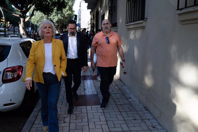 El concejal delegado de Vivienda y Regeneración Urbana, Francisco Pomares, y la concejala delegada del distrito de Cruz del Humilladero, Teresa Porras, junto a la asociación de vecinos Carranque en un bloque de viviendas rehabilitado por el Ayuntamiento