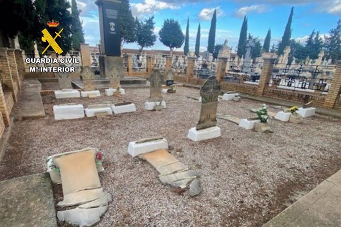 La Guardia Civil investiga a dos menores por causar daños en el cementerio e instituto de Cariñena