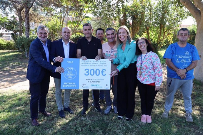 Entrega del cheque a la Asociación Asprodesa.