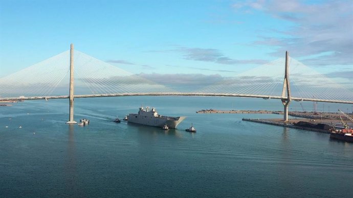 El portaeronaves de la Armada, 'Juan Carlos I', cruzando por el Puente de la Constitución de Cádiz.