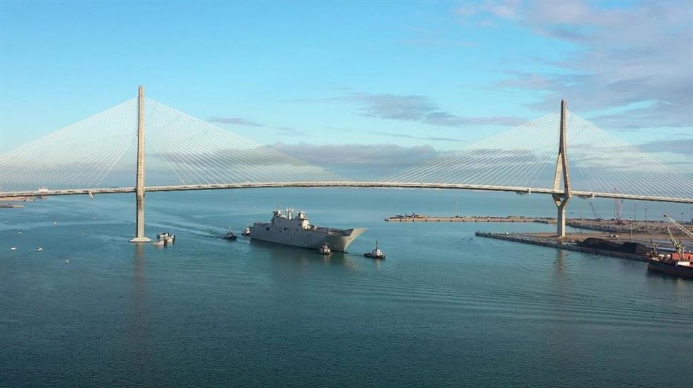 El portaeronaves de la Armada, 'Juan Carlos I', cruzando por el Puente de la Constitución de Cádiz.