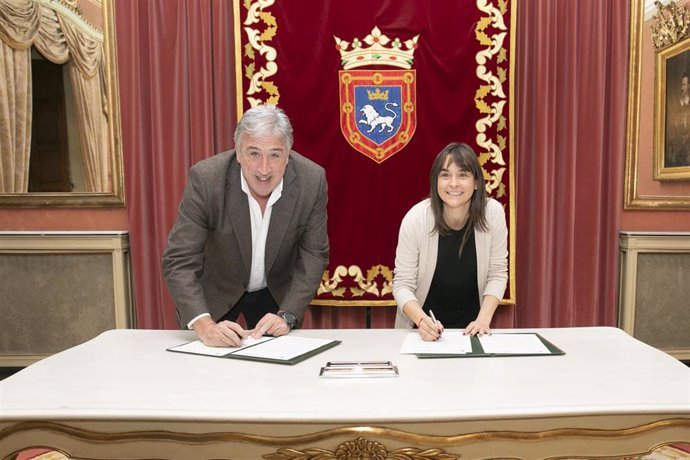 Imagen de la firma del convenio entre el Ayuntamiento de Pamplona y el Gobierno de Navarra en materia de vivienda