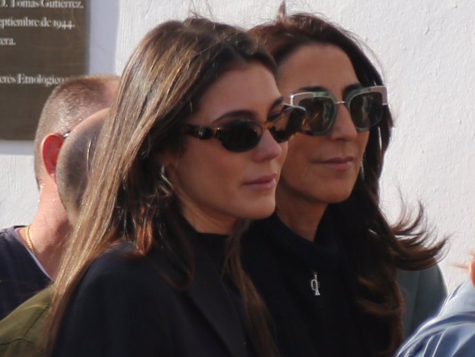 Anna Ferrer Padilla y Paz Padilla a su llegada a la misa funeral en memoria de Luis Padilla, hermano de la presentadora, este martes en Zahara de los Atunes, Cádiz