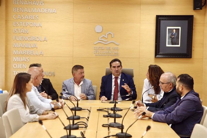 El presidente de la Mancomunidad de Municipios de la Costa del Sol Occidental, Manuel Cardeña, y su homólogo de la Mancomunidad de la Costa del Sol Axarquía, Jorge Martín, en un encuentro