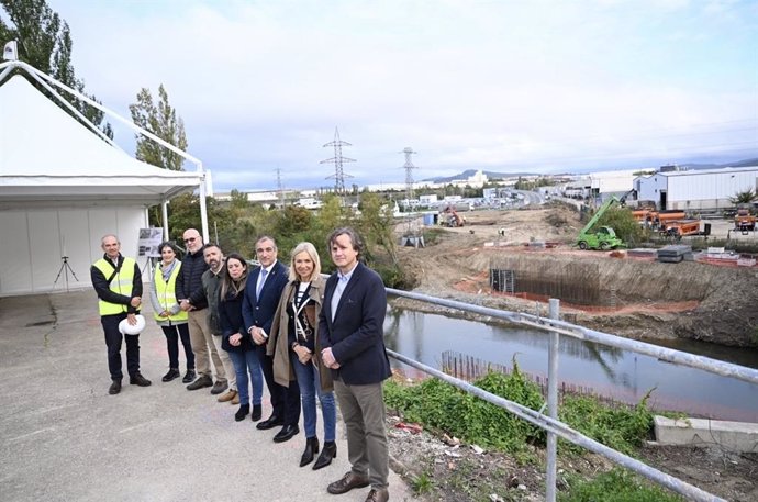 El consejero Chivite, la alcaldesa de Barañáin y el resto de participantes en la visita, junto a las obras.