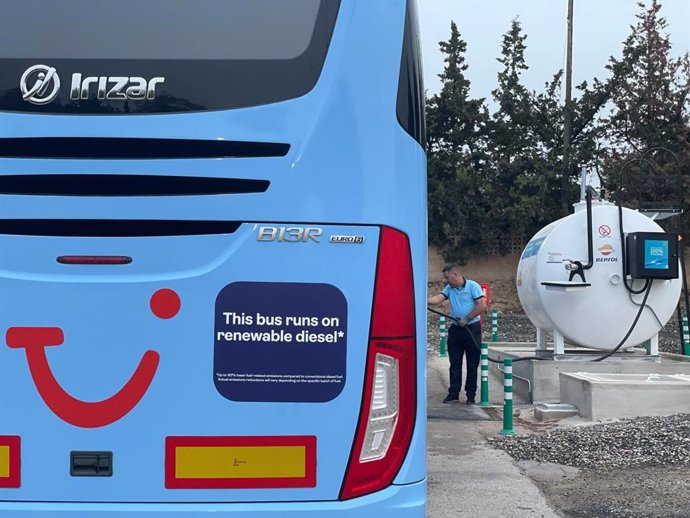 TUI y Repsol prueban en Benidorm el uso de biocombustible en autocares para reducir emisiones en destinos turísticos.