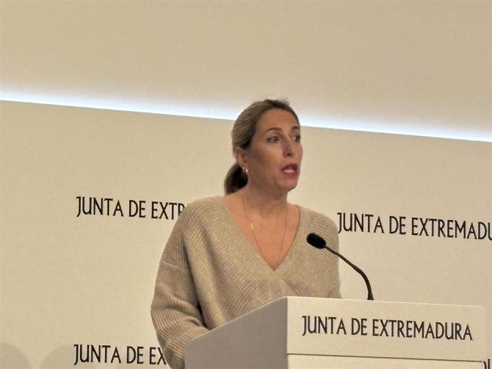 La presidenta de la Junta de Extremadura, María Guardiola, en rueda de prensa este martes en Mérida