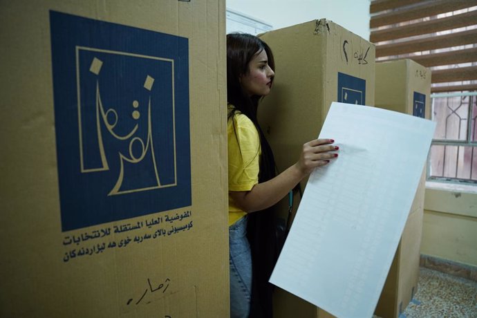 Una votante kurda prepara su papeleta durante las elecciones parlamentarias en un colegio electoral en la región autónoma del Kurdistán iraquí