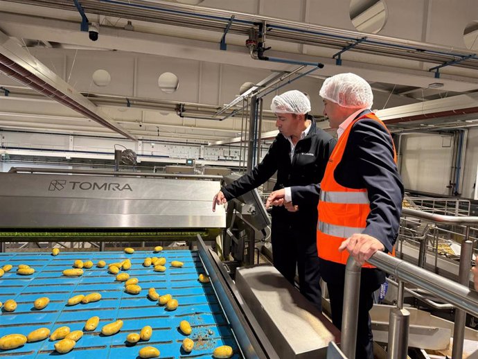 Sen junto a Meléndez en la visita a la planta de Medina del Campo.