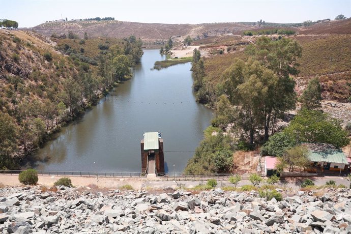 Archivo - Vista general del embalse de Aznalcóllar. A 06 de agosto de 2024, en Aznalcóllar, Sevilla (Andalucía, España). Los embalses andaluces pierden 109 hectómetros cúbicos durante la última semana, y se sitúan ahora al 34,9% de su capacidad total, que