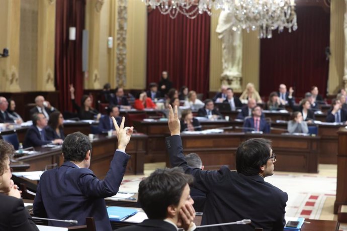 Archivo - Vista general de las votaciones durante un pleno en el Parlament balear.