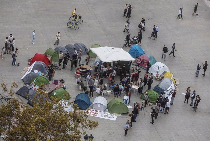 Vista general de la acampada de vivienda en la plaza del Ayuntamiento