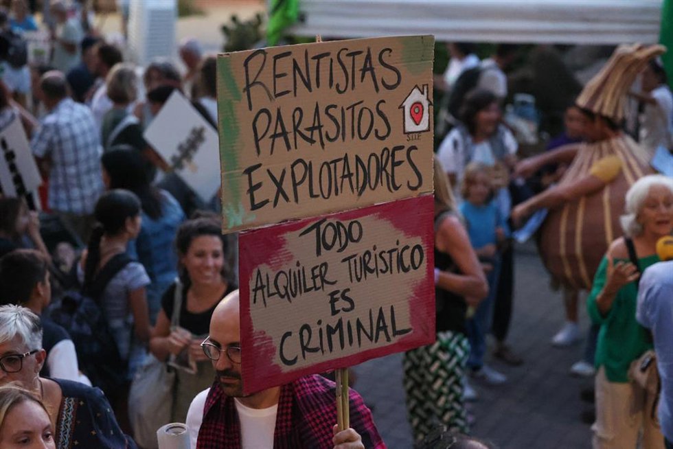 Decenas de personas durante una manifestación en contra de la masificación turística.