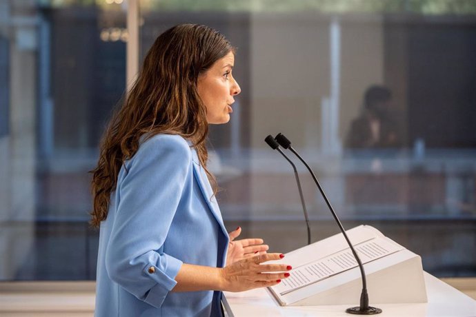 La portavoz de Junts en el Parlament, Mònica Sales, ofrece una rueda de prensa tras el primer Debate de Política General (DPG) en el Parlament, a 8 de octubre de 2024, en Barcelona, Catalunya (España).