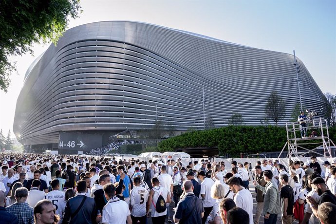 Archivo - Aficionados se concentran en los alrededores del Estadio Santiago Bernabéu, a 21 de abril de 2024, en Madrid (España). 