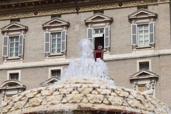 Archivo - 17 September 2023, Vatican, Vatican City: Pope Francis delivers Angelus prayers St. Peter's Square at the Vatican. Photo: Evandro Inetti/ZUMA Press Wire/dpa