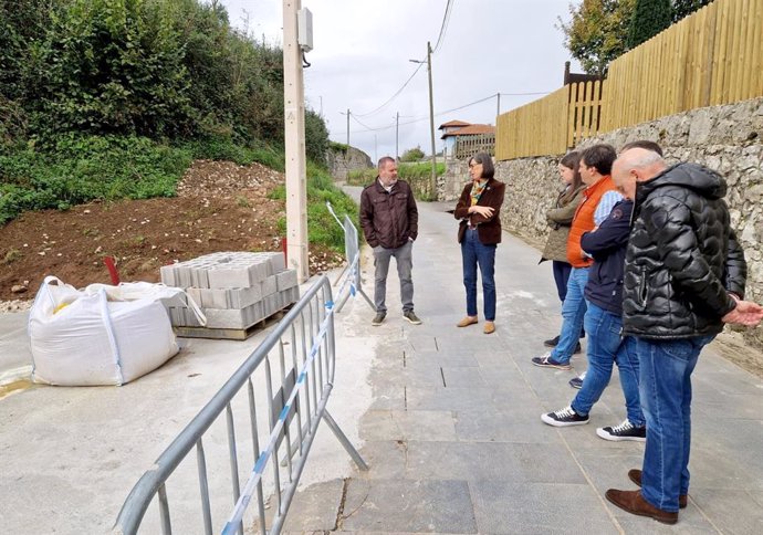 La consejera Nieves Roqueñí, junto al alcalde de Onís, José Manuel Abeledo, y varios concejales