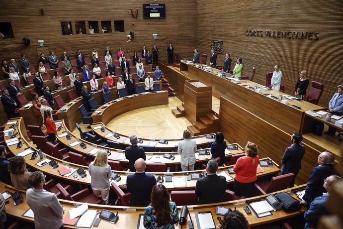 Archivo - Minuto de silencio en el hemiciclo de Les Corts