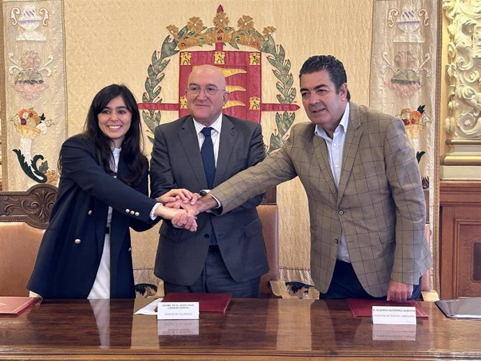 El alcalde de Valladolid, Jesús Julio Carnero (centro); la presidenta de ATA Castilla y León, Leticia Mingueza; y el concejal de Tráfico y Movilidad, Alberto Gutiérrez (dcha).