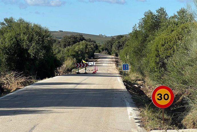 La carreretera CA-8101 de Sarracín, en el término municipal de Villamartín, reabierta al tráfico tras las lluvias.