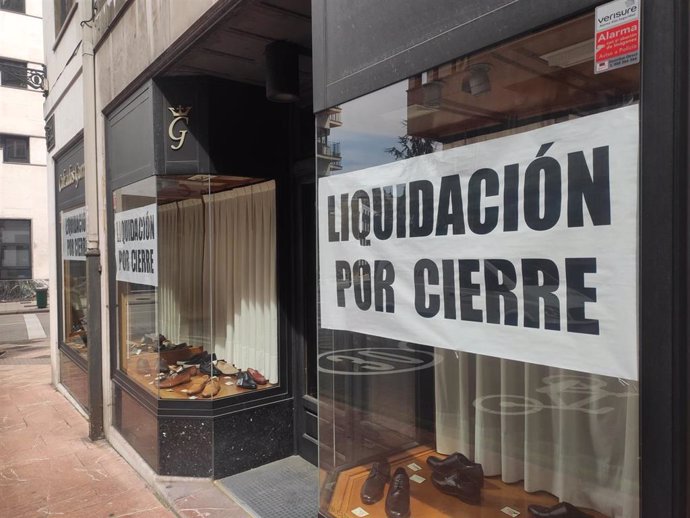 Archivo - Cierre de comercio en Oviedo