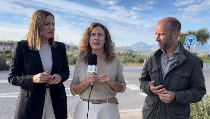 Ana Carrera, Remedios Palma y Carlos García en la carretera A-384.