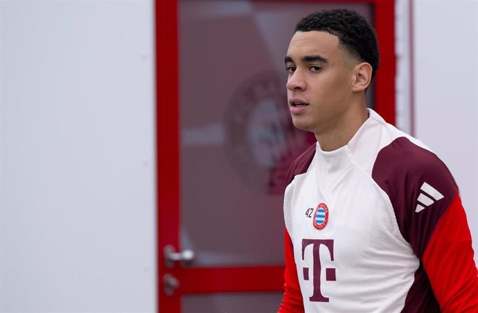 Jamal Musiala antes del entrenamiento del FC Bayern Múnich