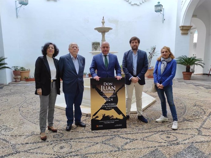 El delegado de Cultura, Gabriel Duque, junto a responsables y actores de Teatro Par, en la presentación de 'Don Juan Tenorio'.