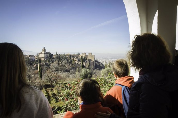 Archivo - Visitantes de la Alhambra. Archivo.