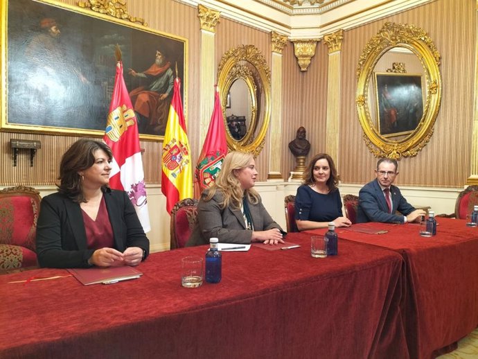 La alcaldesa, Cristina Ayala,  (segunda por la derecha) con los presidentes de los colegios profesionales.