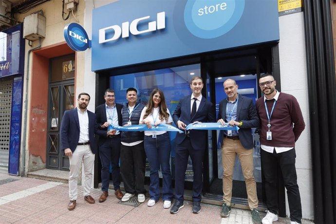 Miembros de DIGI durante la inauguración de una tienda DIGI en Zaragoza, que está situada en la calle de las Deliciasw, número 69