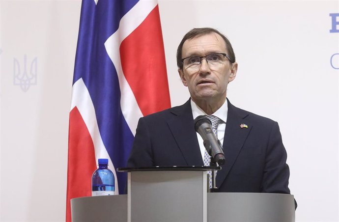 Archivo - El ministro noruego de Exteriores, Espen Barth Eide, en una rueda de prensa en Kiev el 15 de abril de 2024