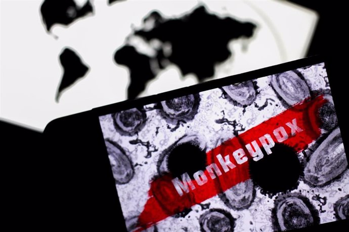 Archivo - September 2, 2024, Tunis, Tunisia: Tunis, Tunisia, 02 September 2024. In this photo illustration, the word Monkeypox is seen on a screen of a smartphone with the world health organisation logo in the background. In August 2024, the World Health 