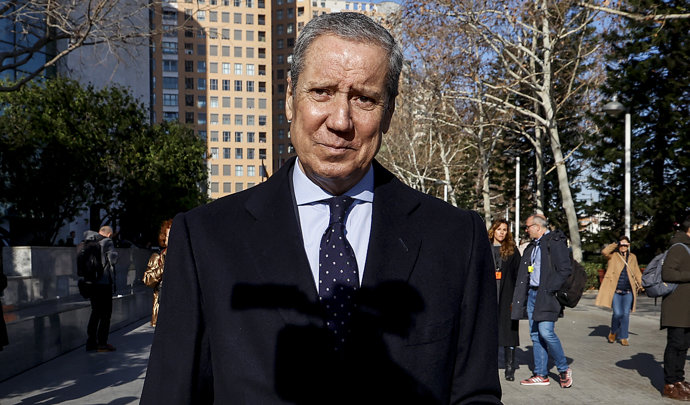El expresidente de la Generalitat Valenciana y exministro de Trabajo con el PP, Eduardo Zaplana, a su llegada al juicio por el caso Erial, en la Ciudad de la Justicia de Valencia, a 1 de febrero de 2024, en València, Comunidad Valenciana (España).