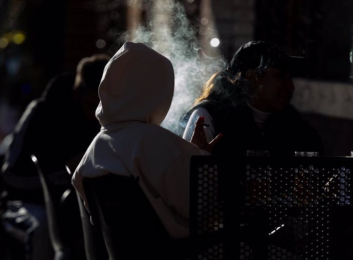 Archivo - Una persona fumando en una terraza, a 27 de diciembre de 2023, en Madrid (España). 