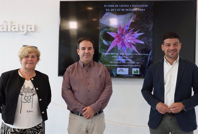 El vicepresidente y diputado de Infraestructuras y Territorio Sostenible de la Diputación de Málaga, Cristóbal Ortega, junto al alcalde de Casarabonela, Antonio Campos, en la presentación del cartel y la programación de esta nueva edición.