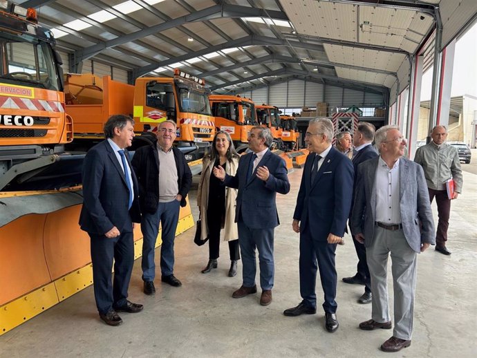 El consejero de Movilidad (tercero por la derecha) con autoridades de la provincia en el Centro de Olmillos de Sasamón (Burgos).