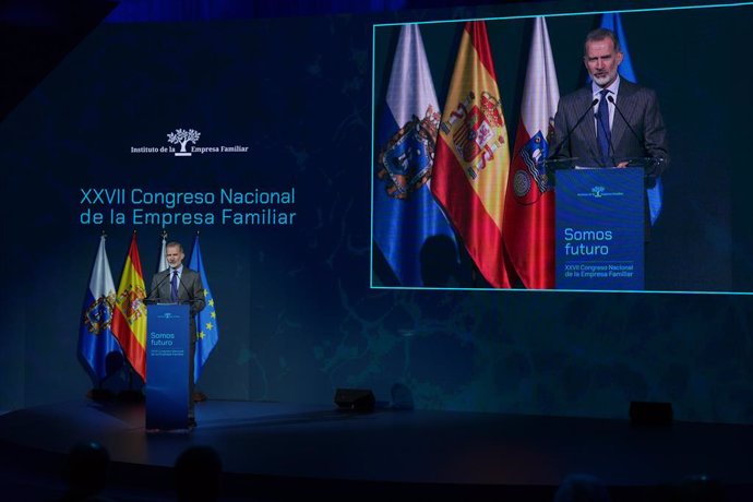 El Rey Felipe VI interviene durante la clausura del XXVII Congreso Nacional de la Empresa Familiar, en el Palacio de Exposiciones y Congresos de Santander, a 22 de octubre de 2024, en Santander, Cantabria (España). El congreso está organizado por el Insti