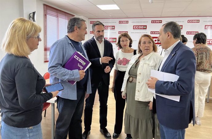 El secretario general del PSOE de Málaga, Daniel Pérez, entre otros, en la sala de prensa de CCOO