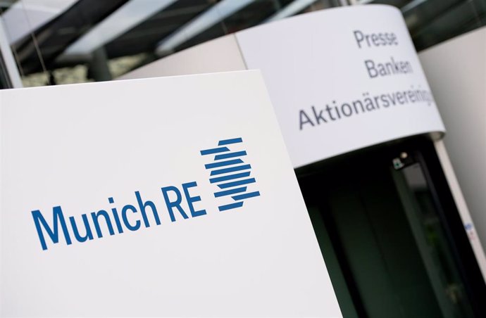 Archivo - FILED - 30 April 2014, Bavaria, Munich: The logo of the German re-insurance company Munich Re is seen during the general meeting at the International Congress Center Muenchen (ICM) in Munich. Photo: Sven Hoppe/dpa